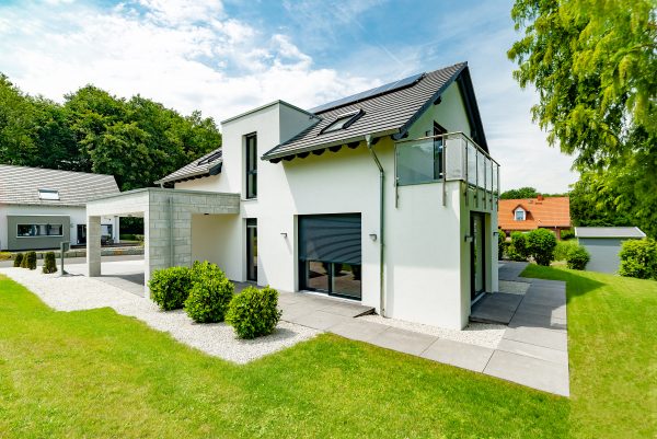 Einfamilienhaus, weiss, seitliche Draufsicht Einfamilienhaus im Grünen